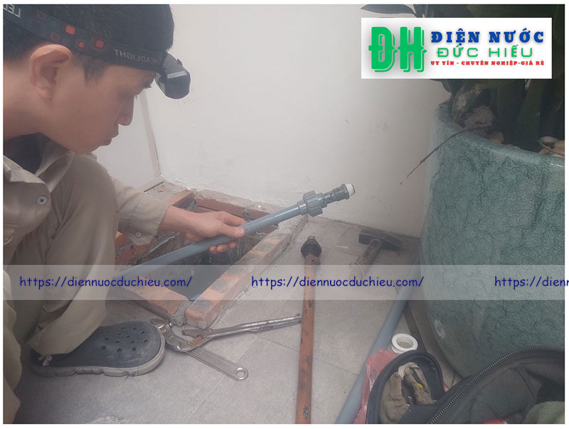 Thợ Đức Hiếu đang sửa điện nước tại Phố Lưu Khánh Đàm phường Giang Biên